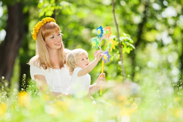 Mutlu anne ve kızı parkta oynarken — Stok fotoğraf