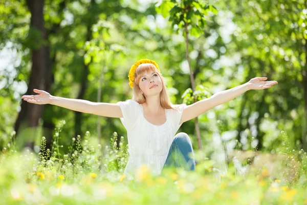 Cute woman rest in the park with dandelions — Stock Photo, Image