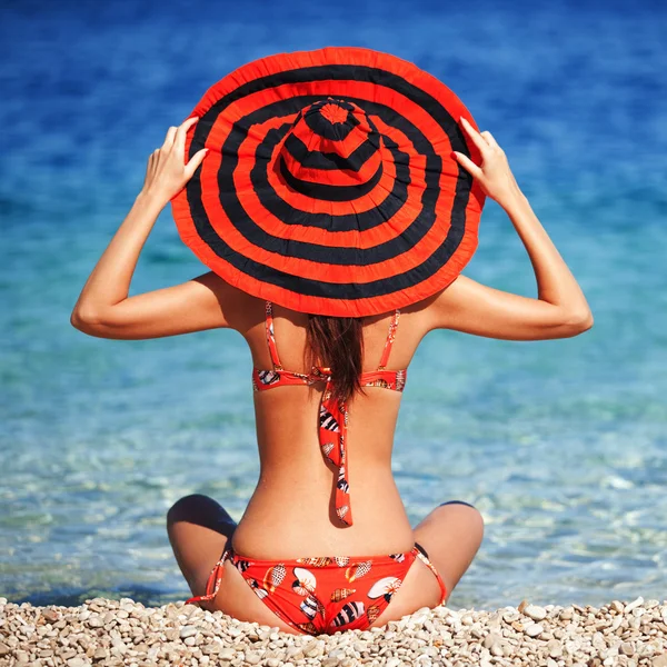 Jonge mode vrouw rust op het strand — Stockfoto