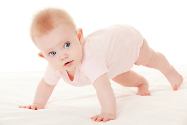 Baby auf dem weißen Bett — Stockfoto