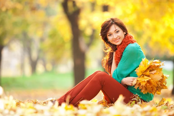 Νεαρή όμορφη γυναίκα χαλαρώνει στο φθινόπωρο πάρκο — Φωτογραφία Αρχείου