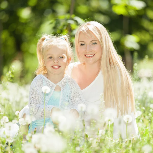Parktaki mutlu anne ve kız — Stok fotoğraf