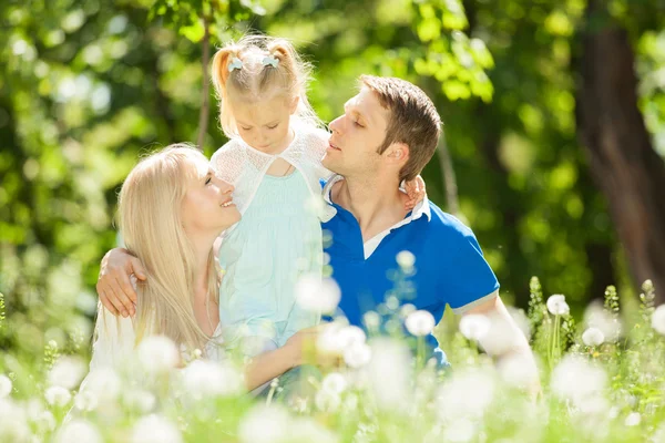 Lycklig mor, far och dotter i parken — Stockfoto