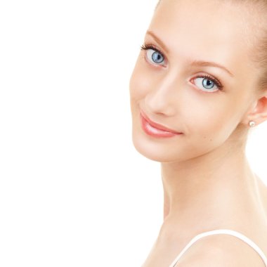 Beyaz arka planda güzel bir kadının portresi.