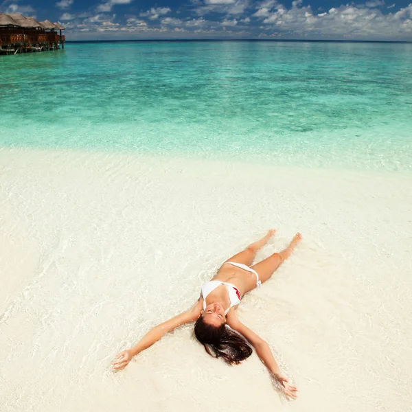 Linda mujer relajándose en la playa tropical —  Fotos de Stock