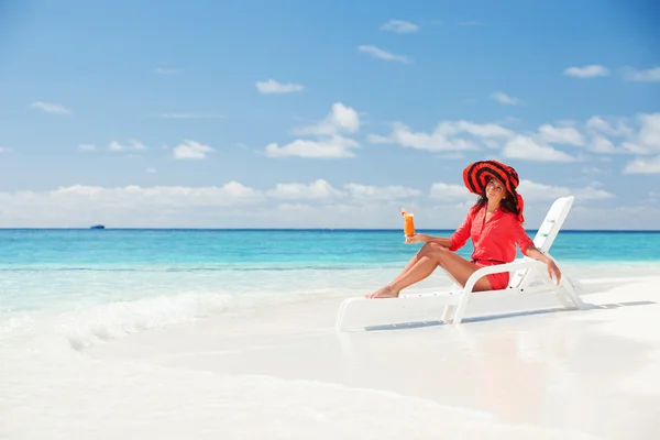 Mode vrouw cocktail drinken op het strand — Stockfoto