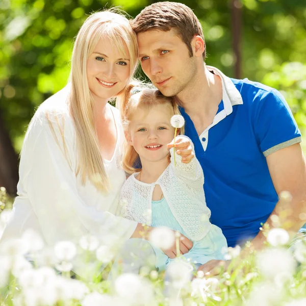 Gelukkige moeder, vader en dochter in het park — Stockfoto