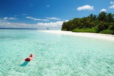 rahatlatıcı denizde şişme şişme kadın