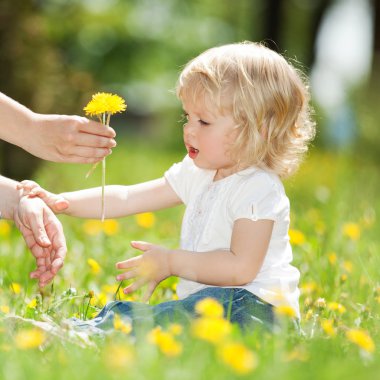 Anne ve kızı parkta oynuyorlar.