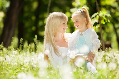 Anne ve kızı parkta.