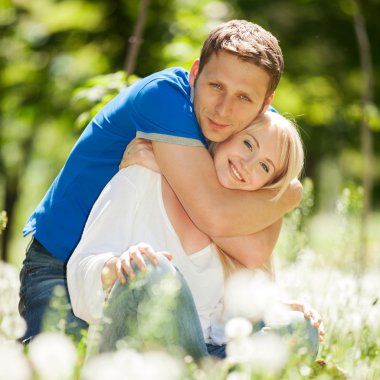 Genç mutlu çiftimiz parkta