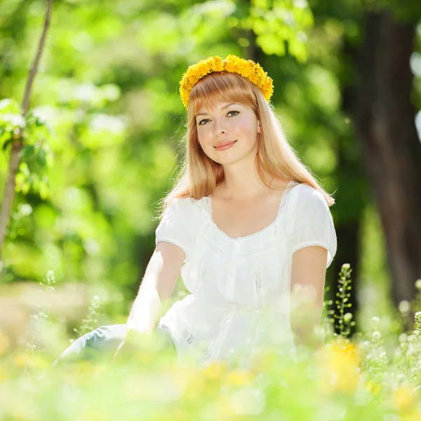 Cute woman rest in the park — Stock Photo, Image
