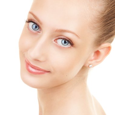 Beyaz arka planda güzel bir kadının portresi.