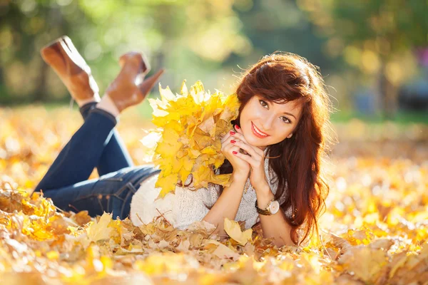 Junge hübsche Frau entspannt im herbstlichen Park — Stockfoto