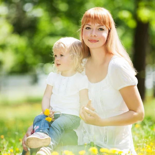 Lycklig mor och dotter i parken — Stockfoto