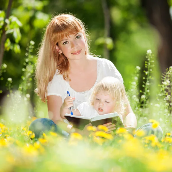 Parktaki mutlu anne ve kız — Stok fotoğraf