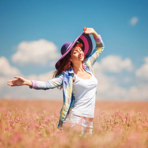 Mulher bonito no campo com flores — Fotografia de Stock