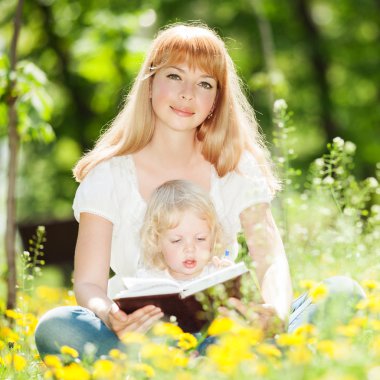 Parktaki mutlu anne ve kız