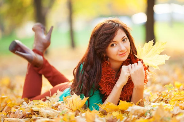 Young pretty woman relaxing in the autumn park — Stock Photo, Image