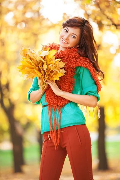 Giovane bella donna a piedi nel parco autunnale — Foto Stock