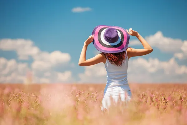 Frau auf dem Feld mit Blumen — Stockfoto