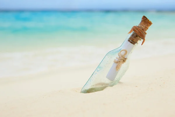 Una carta en una botella en la playa — Foto de Stock