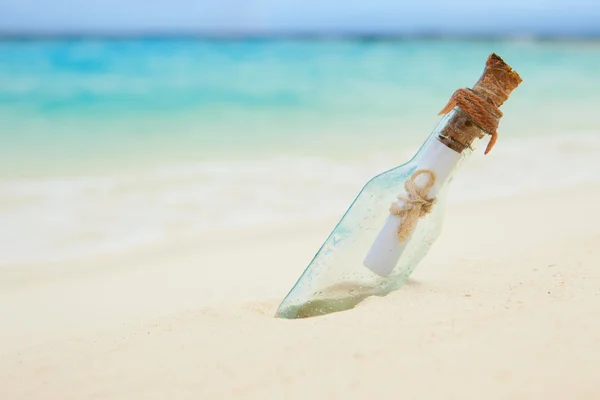 Flaschenpost am Strand — Stockfoto