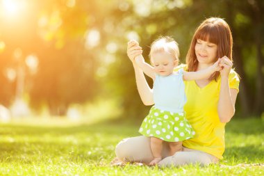 Anne ve kızı parkta.