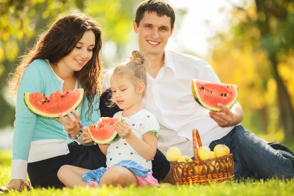 Happy family having a picnic in the green garden — Stock Photo, Image