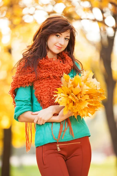 Young pretty woman walking in the autumn park — Stock Photo, Image