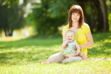 Anne ve kızı parkta.