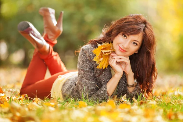 Giovane bella donna rilassante nel parco autunnale — Foto Stock