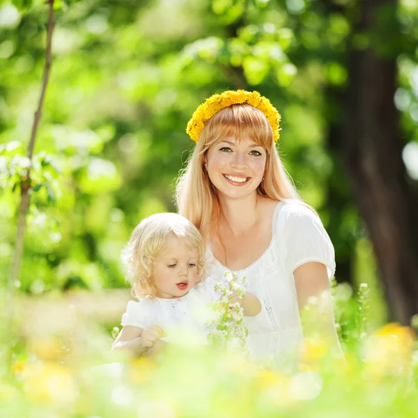 Moeder en dochter in het park — Stockfoto