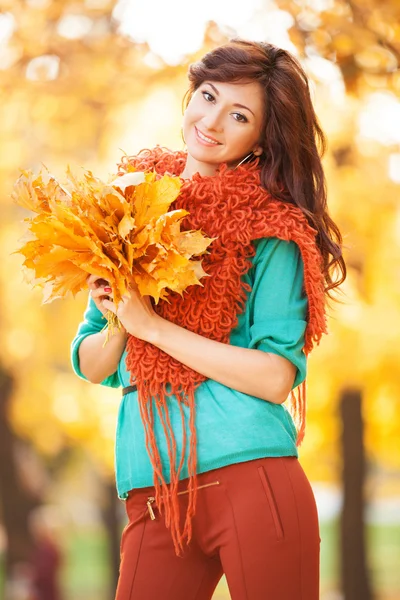 Nuori kaunis nainen kävelee syksyllä puistossa — kuvapankkivalokuva