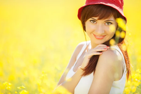 Cute kobietę w polu z kwiatami — Zdjęcie stockowe