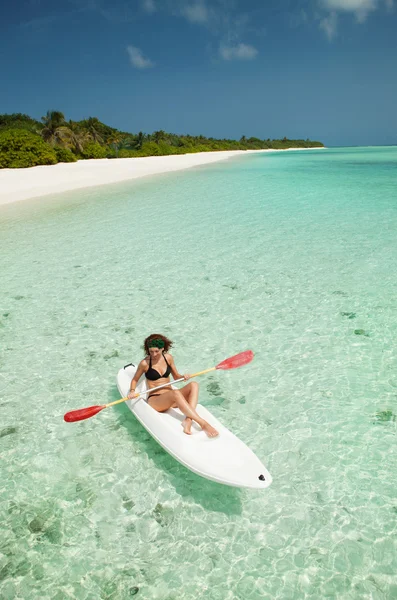 Pretty woman swiming in the canoe — Zdjęcie stockowe