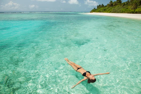 Mujer relajándose en el mar — Foto de Stock