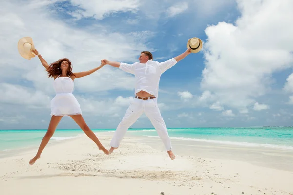 mutlu çift tropik sahilde atlama