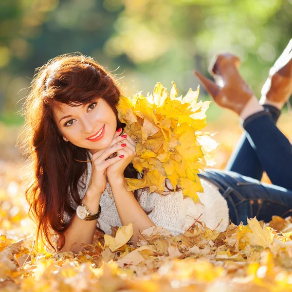 Jovem mulher bonita relaxante no parque de outono — Fotografia de Stock