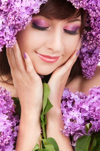 Mujer joven con flores lila —  Fotos de Stock