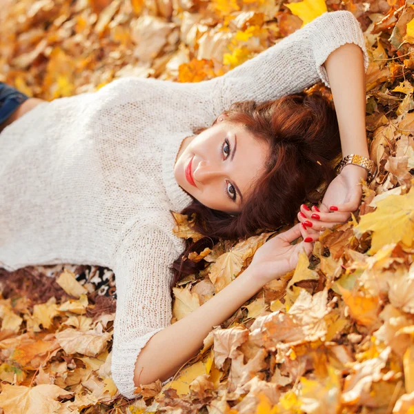 Joven mujer bonita descansando en el parque de otoño — Foto de Stock
