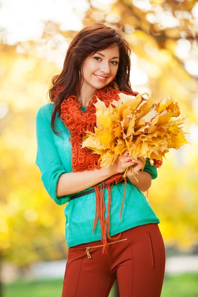 Young pretty woman walking in the autumn park — Stock Photo, Image