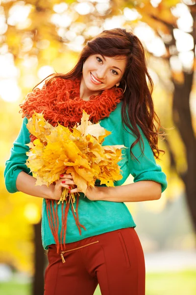 Mujer bonita joven caminando en el parque de otoño —  Fotos de Stock