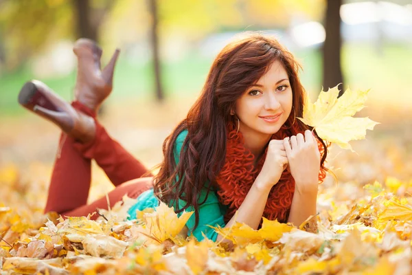 Junge hübsche Frau entspannt im herbstlichen Park — Stockfoto