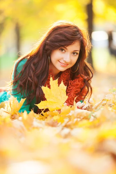 Junge hübsche Frau entspannt im herbstlichen Park — Stockfoto