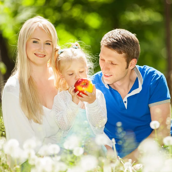Mutlu anne, baba ve kız parkta — Stok fotoğraf