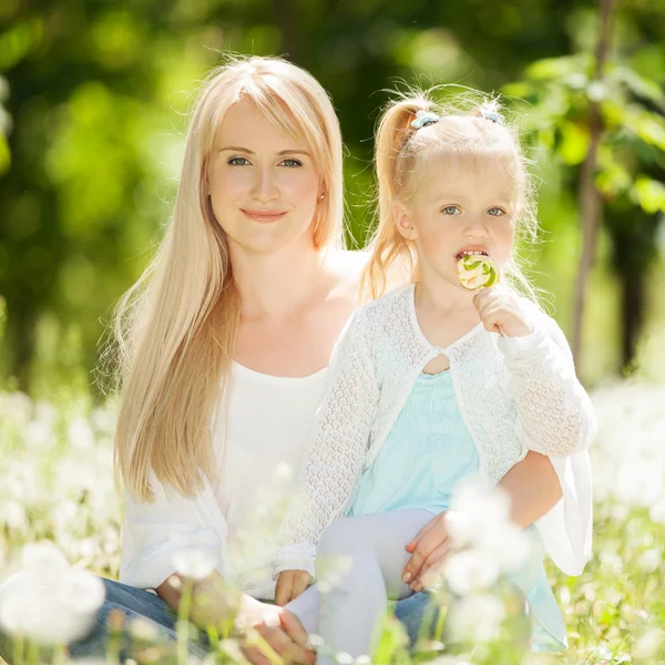 Mor och dotter i parken — Stockfoto