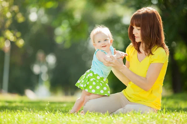 Mor och dotter i parken — Stockfoto