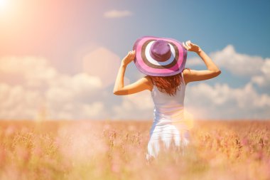 Tarladaki çiçekli kadın.