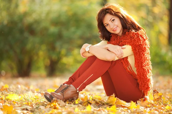 Jeune jolie femme se relaxant dans le parc d'automne — Photo